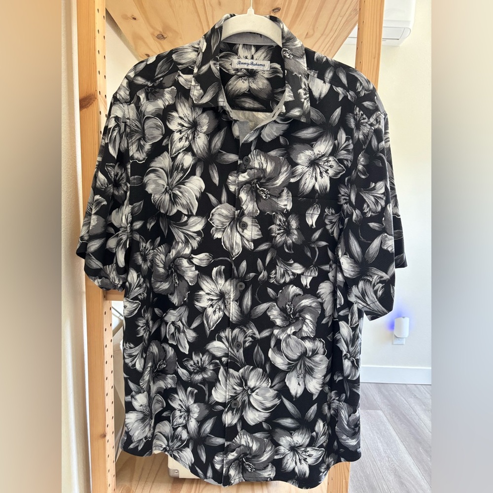 TOMMY BAHAMA Size Medium Mens 100% Silk Hibiscus Hide Away Camp Hawaiian Shirt